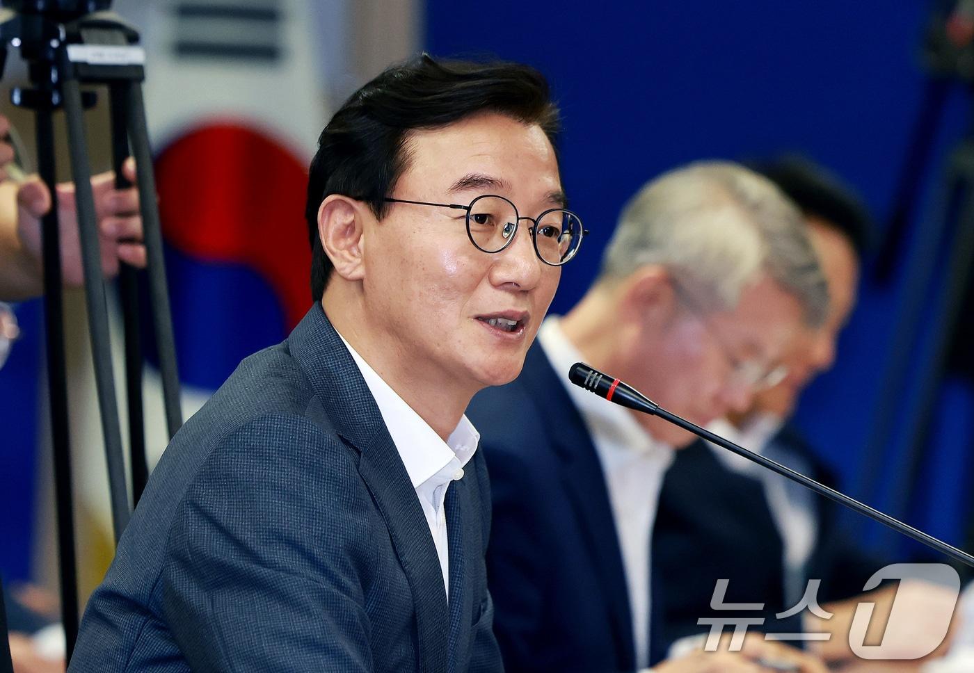 본문 이미지 - 전재수 부산시장이 14일 서울 종로구 광화문빌딩에서 열린 제61차 대한민국시도지사협의회 정기총회에서 인사말을 하고 있다. 2026.8.14 ⓒ 뉴스1 이호윤 기자