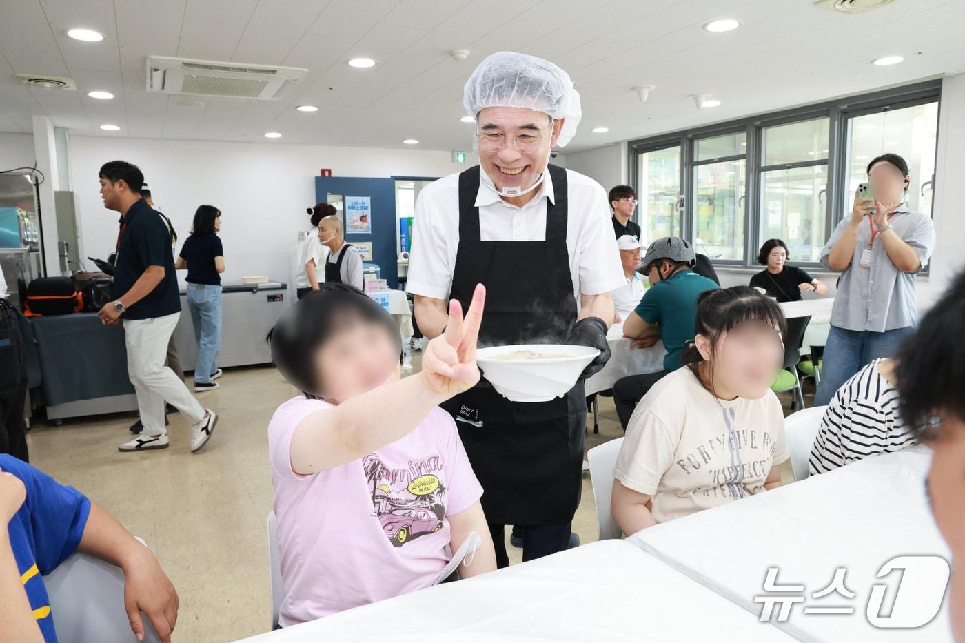 본문 이미지 - 장애인 보양식 나눔 행사에서 이응우 계룡시장이 지역 장애인에게 삼계탕을 배식하고 있다.(계룡시종합사회복지관 제공. 재판매 및 DB금지)/뉴스1