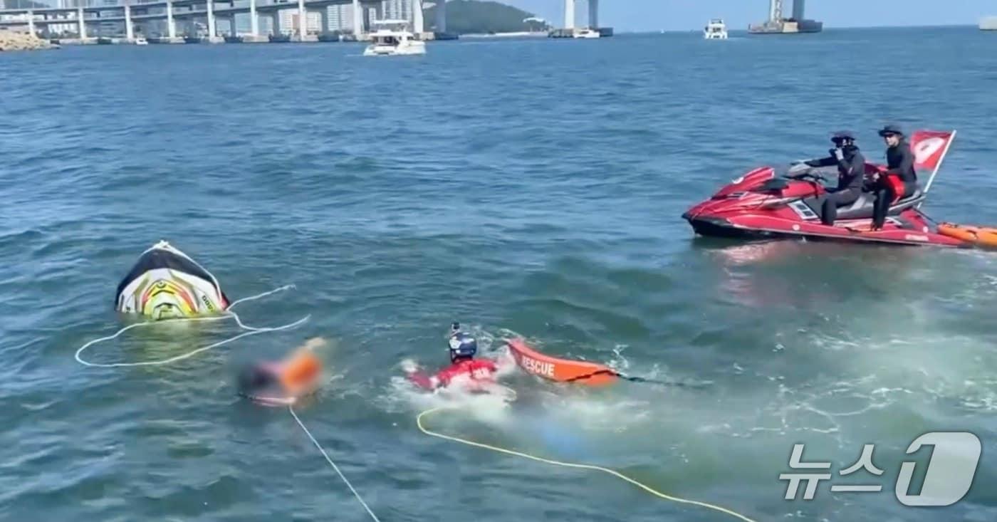 본문 이미지 - 14일 오후 광안대교 인근 해상에서 수상오토바이 전복으로 물에 빠진 50대 A 씨를 해경이 구조하는 모습 (해경 제공. 재판매 및 DB금지)