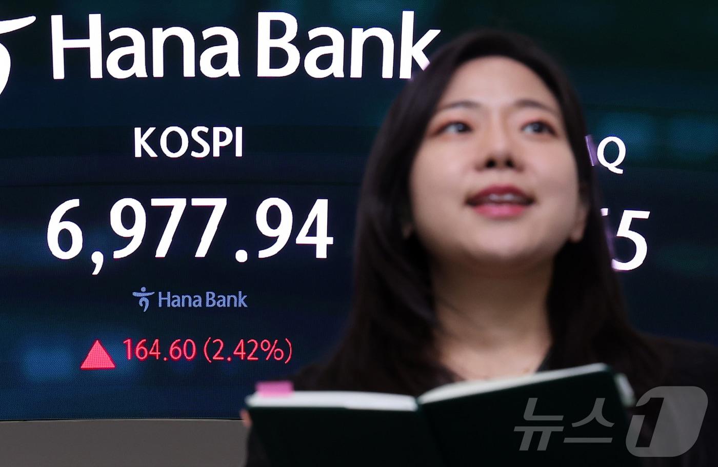 본문 이미지 - 14일 오후 서울시 중구 하나은행 본점 딜링룸 전광판에 코스피 등 종가가 표시되고 있다. 2026.8.14 ⓒ 뉴스1 김진환 기자