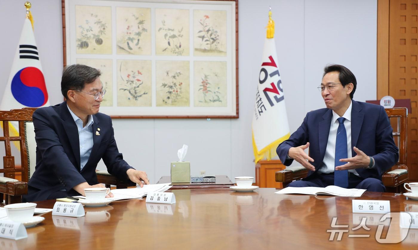 본문 이미지 - 지난달 28일 김중남 강원 강릉시장(사진 왼쪽)이 강원도청을 찾아 우상호 강원지사와 현안 논의를 하고 있다.(강릉시 제공, 재판매 및 DB 금지)