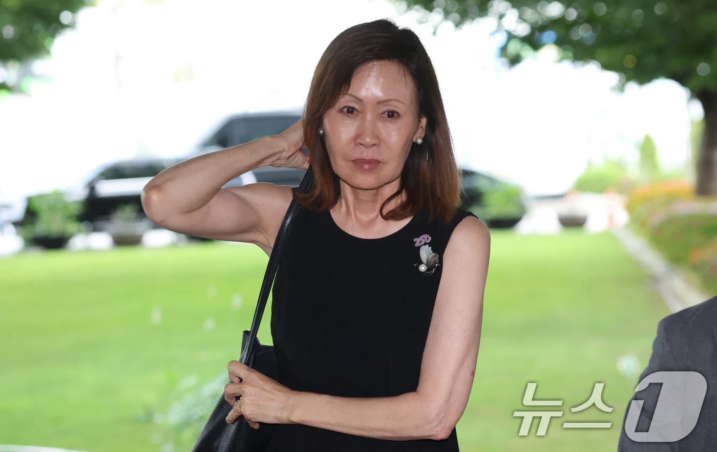 본문 이미지 - 미셸 스틸 주한미국대사가 14일 오후 서울 종로구 세종대로 정부서울청사에서 김정관 산업통상부 장관과 면담을 하기 위해 이동하고 있다. 2026.8.14 ⓒ 뉴스1 김명섭 기자