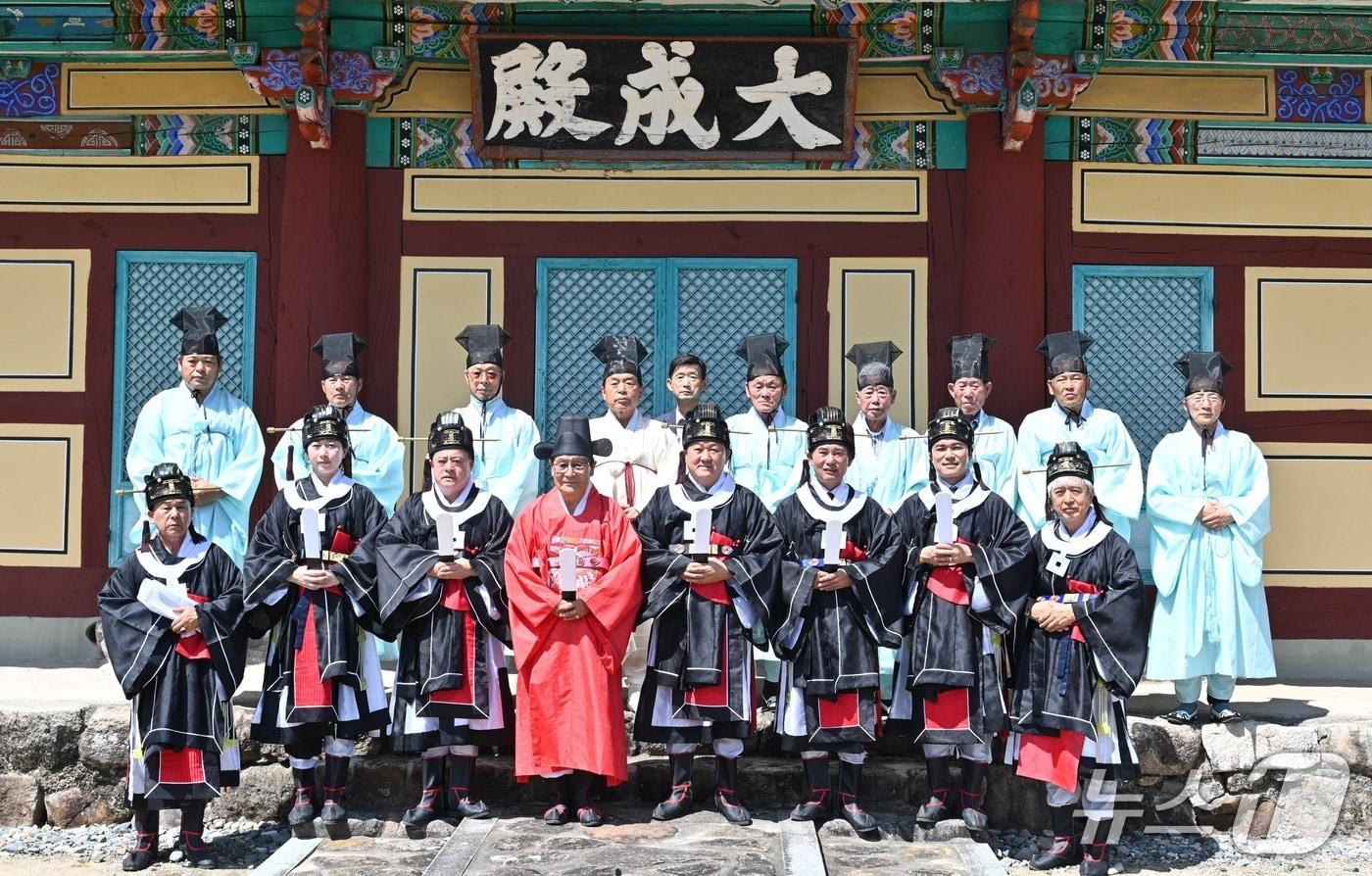 본문 이미지 - 울주군의회 의원들이 14일 언양향교 대성전에서 고유제를 봉행한 뒤 기념사진을 찍고 있다. (울주군의회 제공. 재판매 및 DB 금지) /뉴스1
