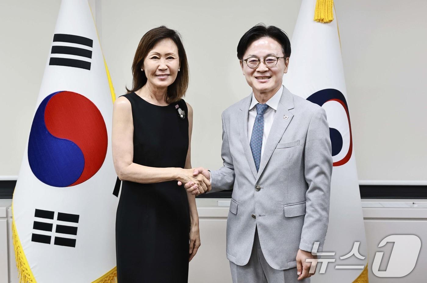 본문 이미지 - 김정관 산업통상부 장관이 14일 오후 서울 종로구 정부서울청사에서 미셸 스틸 주한미국대사와 악수하고 있다. (산업통상부 제공. 재판매 및 DB금지) 2026.8.14 ⓒ 뉴스1
