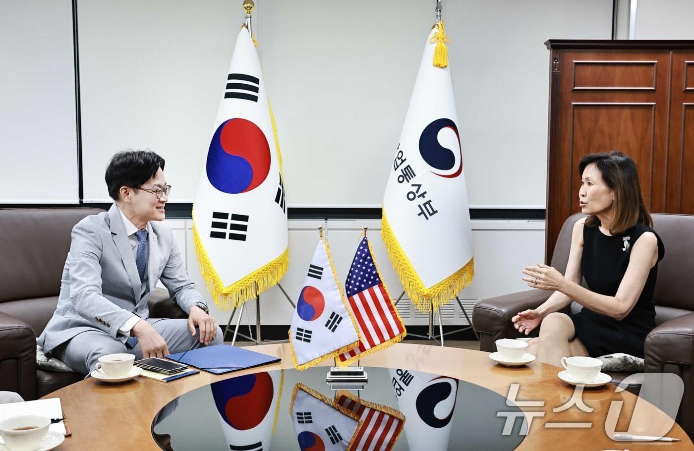 본문 이미지 - 김정관 산업통상부 장관이 14일 오후 서울 종로구 정부서울청사에서 미셸 스틸 주한미국대사와 면담하고 있다. (산업통상부 제공. 재판매 및 DB금지) 2026.8.14 ⓒ 뉴스1
