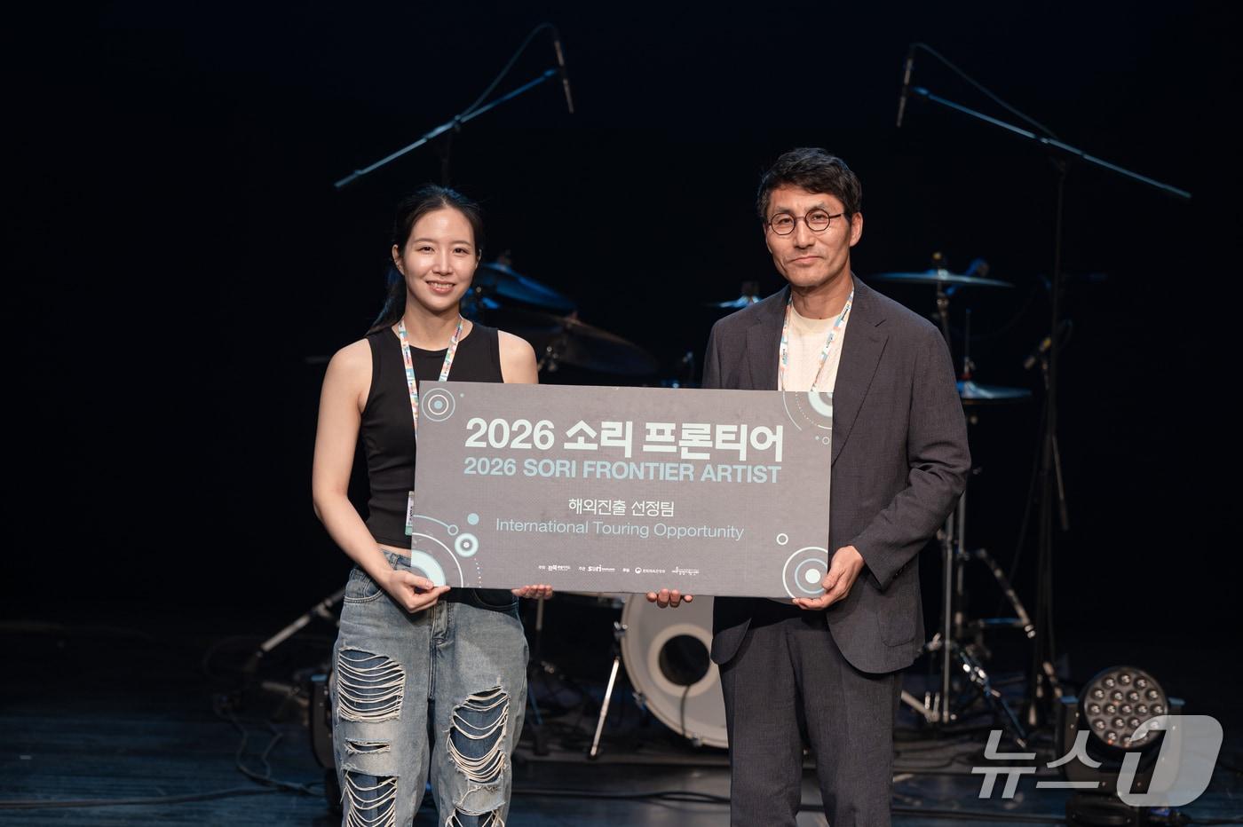 본문 이미지 - 2026 전주세계소리축제 소리프론티어 최종 우승자로 선정된 거문고 연주자 황진아 씨(왼쪽)가 최철 조직위원장과 기념 촬영을 하고 있다.(전주세계소리축제 조직위 제공. 재판매 및 DB 금지)