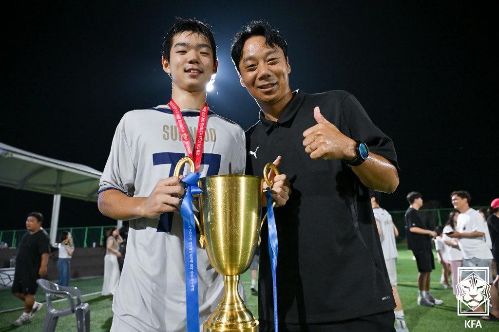 본문 이미지 - 아들 염선우와 함께 우승의 기쁨을 나누고 있는 염기훈 U23 축구대표팀 코치 (대한축구협회 제공)