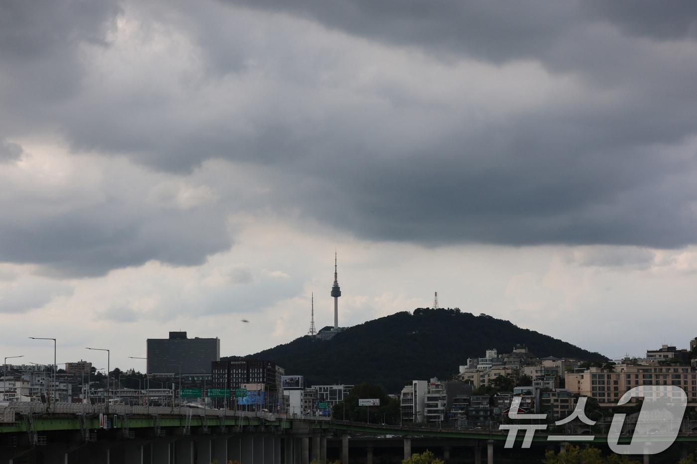 본문 이미지 - 서울에 국지적으로 비가 내리고 있는 14일 오후 서울 남산 위로 먹구름이 가득하다. 기상청은 광복절 연휴 기간 동안 남부지방과 제주를 시작으로 전국적으로 많은 비가 내리겠다고 밝혔다. 2026.8.14 ⓒ 뉴스1 박세연 기자