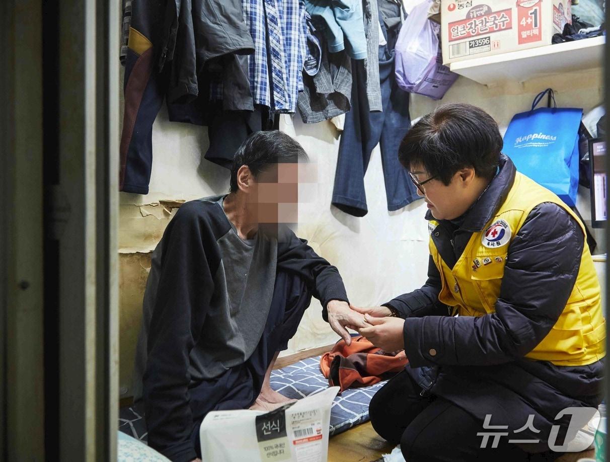 본문 이미지 - 대한적십자사는 지난해 6월 시작한 독립운동가 후손 지원 사업 '다시 피는 무궁화'를 내년 3월까지 지속한다고 14일 밝혔다.(대한적십자사 제공)