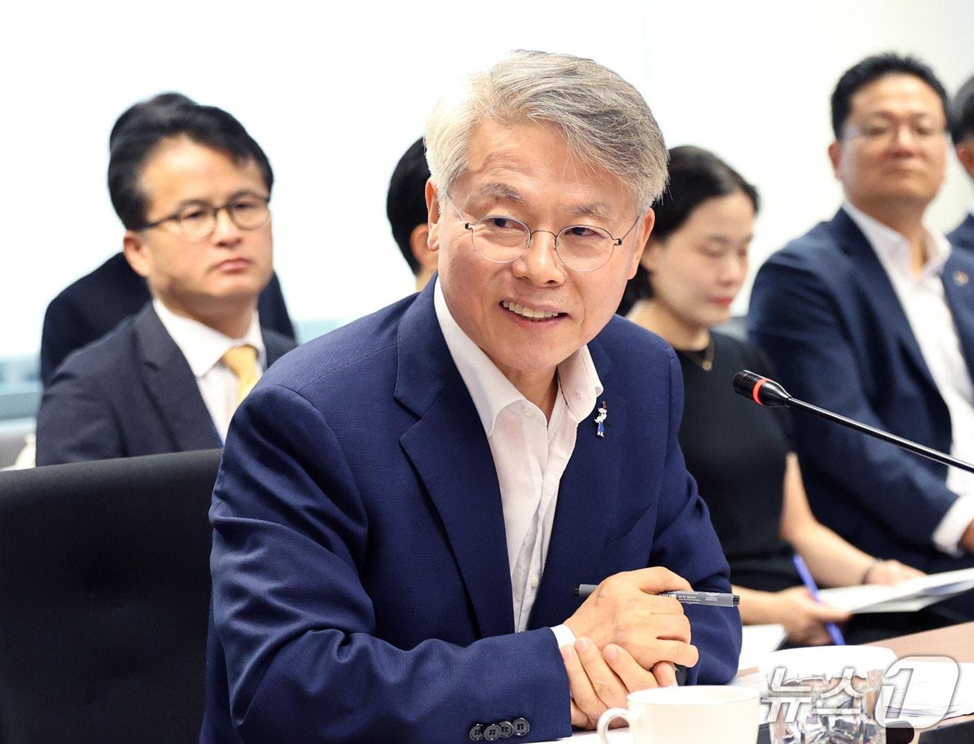 본문 이미지 - 민형배 전남광주통합특별시장이 14일 오후 제61차 대한민국시도지사협의회 정기총회에 참석해 인사말을 하고 있다.(사진=전남광주통합특별시 제공.)