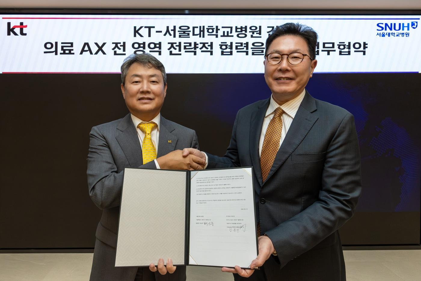 본문 이미지 - 김봉균 KT 엔터프라이즈부문장(왼쪽)과 백남종 서울대학교병원장이 기념사진을 촬영하는 모습.(KT 제공)
