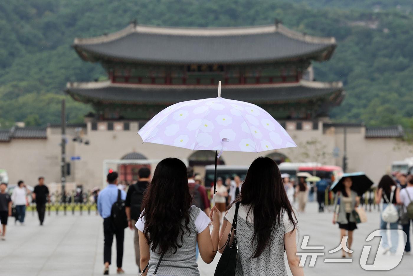 본문 이미지 - 서울에 국지적으로 비가 내리기 시작한 14일 오후 서울 광화문광장에서 우산을 시민들이 발걸음을 옮기고 있다. 기상청은 광복절 연휴 기간동안 남부지방과 제주 부터 전국적으로 많은 비가 내리겠다고 밝혔다. ⓒ 뉴스1 박세연 기자