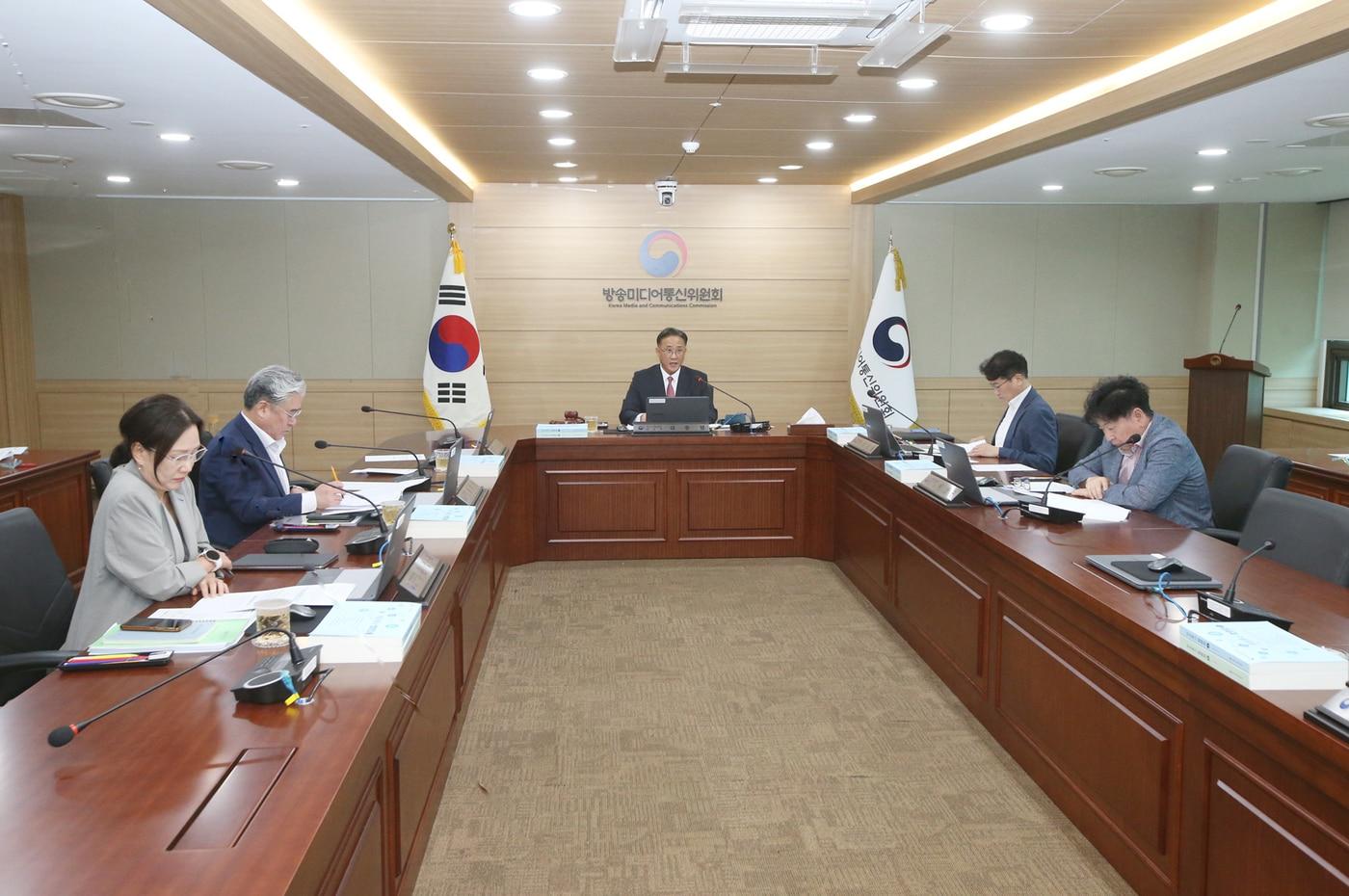 본문 이미지 - 고민수 방송미디어통신위원회 상임위원(가운데)이 14일 정부과천청사에서 '2026년 제28차 전체회의'를 진행하고 있다.(방송미디어통신위원회 제공)