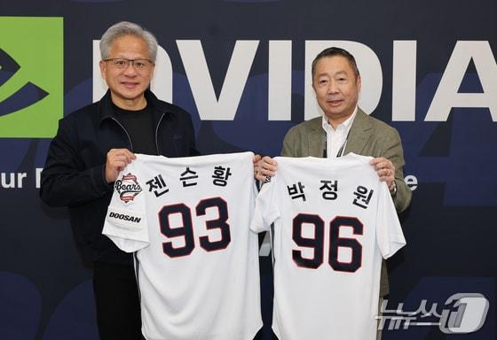 본문 이미지 - 젠슨 황 엔비디아 최고경영자(CEO)(왼쪽)와 박정원 두산그룹 회장이 지난 6월 7일 서울 송파구 잠실야구장에서 열린 프로야구 '2026 신한은행 SOL KBO리그' 키움 히어로즈와 두산 베어스의 경기에서 시구, 시타를 앞두고 기념촬영을 하고 있다.(두산그룹 제공)/뉴스1