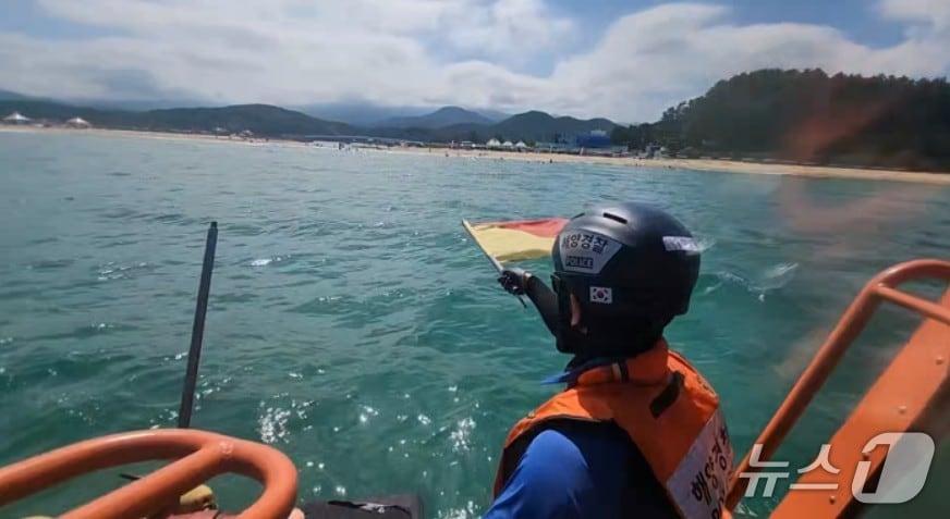 본문 이미지 - 안전관리를 하고 있는 해양경찰.(속초해경 제공, 재판매 및 DB 금지)2026.8.14/뉴스1