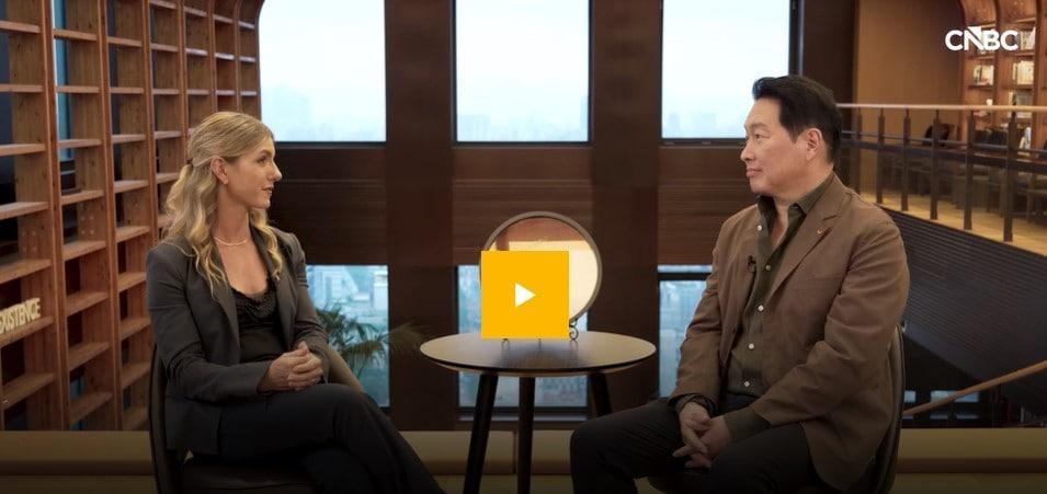 본문 이미지 - 최태원 SK그룹 회장이 미국 경제매체 CNBC와 인터뷰를 하고 있다. (CNBC 화면 갈무리)