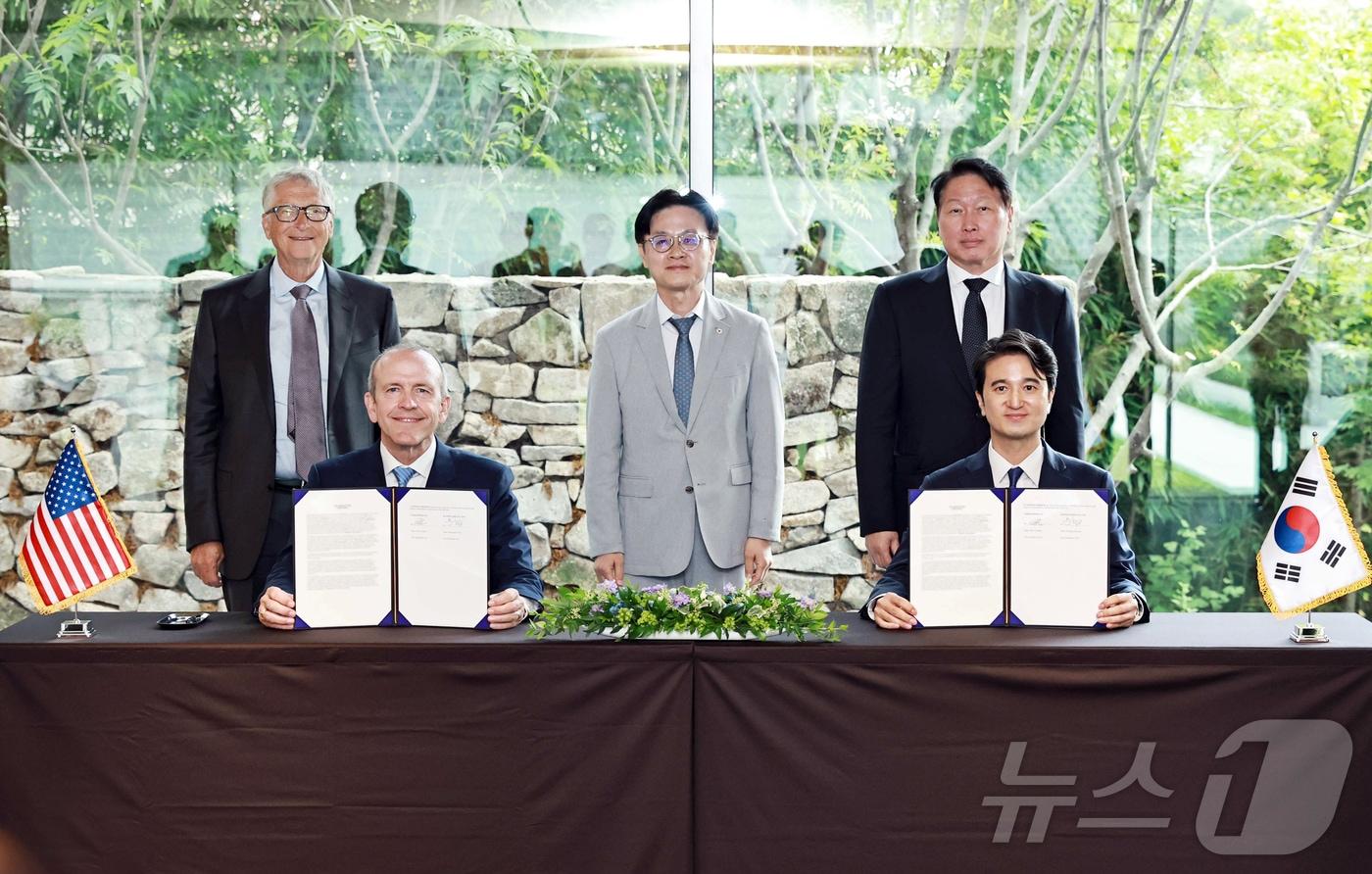 본문 이미지 - 추형욱 SK이노베이션 대표이사와 크리스 르베크 테라파워 CEO가 지난 14일 서울 모처에서 만나 나트륨 SMR 사업 협력과 차세대 SMR의 글로벌 시장 진출을 위한 합의서를 체결한 뒤 기념촬영하고 있다. 사진 왼쪽 위부터 시계방향으로 빌 게이츠 테라파워 이사회 의장, 김정관 산업통상부 장관, 최태원 SK그룹 회장, 추 대표, 르베크 테라파워 CEO. (산업통상자원부 제공, 재판매 및 DB 금지) 2026.8.14 ⓒ 뉴스