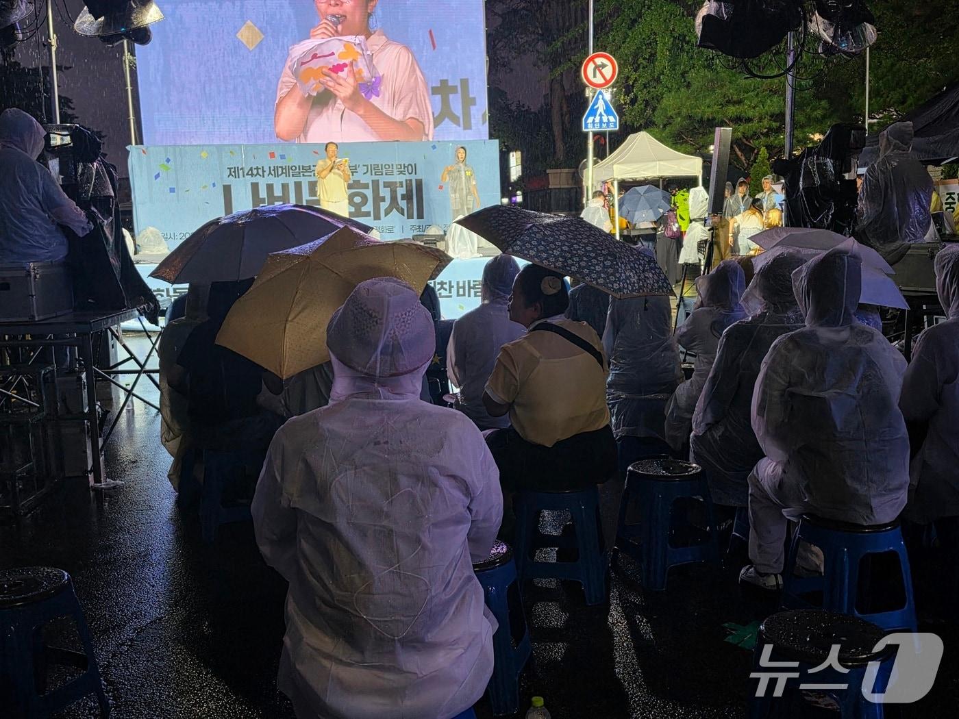 본문 이미지 - 일본군성노예제 문제해결을 위한 정의기억연대(정의연)는 14일 오후 7시부터 서울 종로구 주한 일본대사관 앞 평화의 소녀상 일대에서 문화제를 열었다. 2026.8.14 ⓒ 뉴스1 권준언 기자