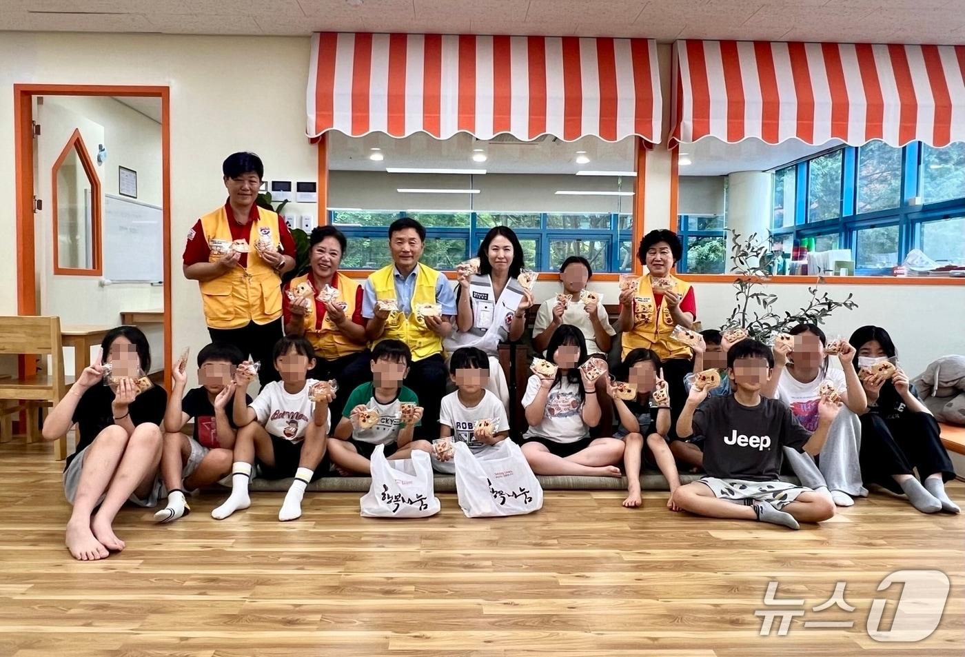 본문 이미지 - 제빵 봉사활동.(대한적십자사 경기도지사 제공)