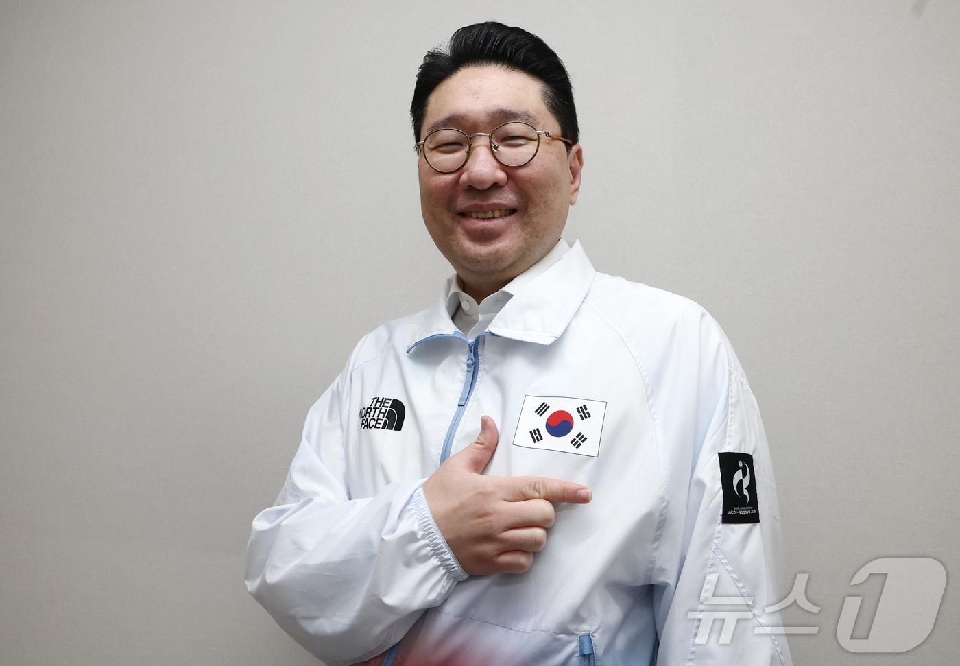 본문 이미지 - 이상현 2026 아이치·나고야 아시안게임 대한민국 선수단장이 14일 서울 강남구 사무실에서 뉴스1과 인터뷰를 하기에 앞서 대한민국 선수단을 응원하는 포즈를 취하고 있다. 2026.8.14 ⓒ 뉴스1 김민지 기자