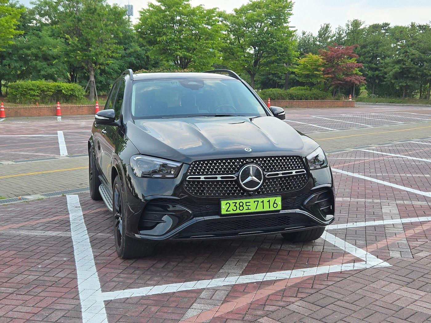 본문 이미지 - 메르세데스-벤츠 대형 SUV 'GLE' 450 4MATIC AMG 라인' 나이트 에디션의 전면부 모습. 2026.6.15/뉴스1 김성식 기자