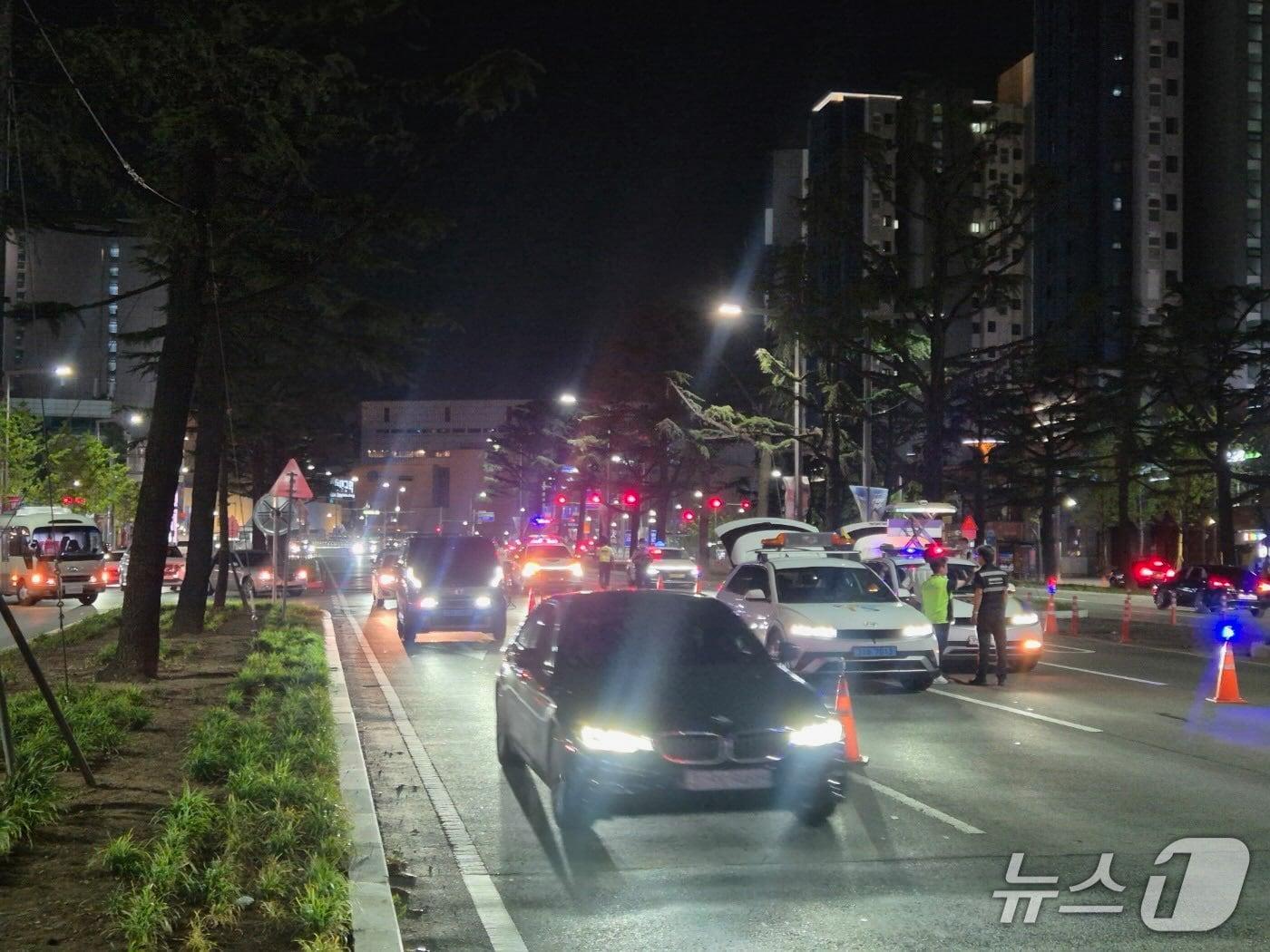 본문 이미지 - 대구경찰이 광복절을 맞아 폭주족 특별단속을 벌여 불법행위자 75명을 검거했다. 사진은 특별단속 모습. (대구경찰청 제공. 재판매 및 DB 금지) 2026.8.15/뉴스1