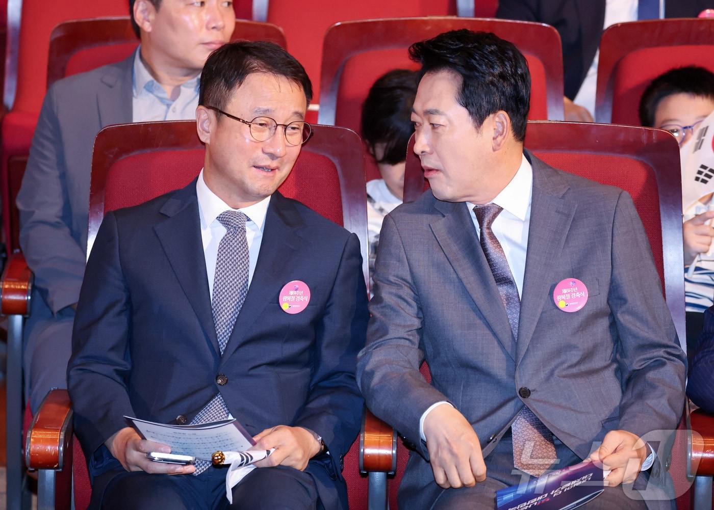 본문 이미지 - 한병도 더불어민주당 당대표 직무대행 겸 원내대표(왼쪽)와 장동혁 국민의힘 대표가 15일 서울 종로구 세종문화회관에서 열린 제81주년 광복절 경축식에서 대화하고 있다. 2026.8.15 ⓒ 뉴스1 이재명 기자