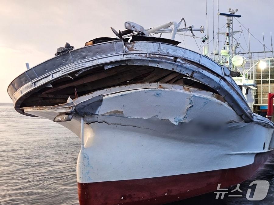 본문 이미지 - 15일 오전 3시20분께 전북 군산시 어청도 인근 해상에서 상선 A호(4만3956톤·제주선적)와 어선 B호(29톤·목포선적·승선원 10명)가 충돌하는 사고가 발생했다.(군산해경 제공. 재판매 및 DB금지)2026.8.15/뉴스1