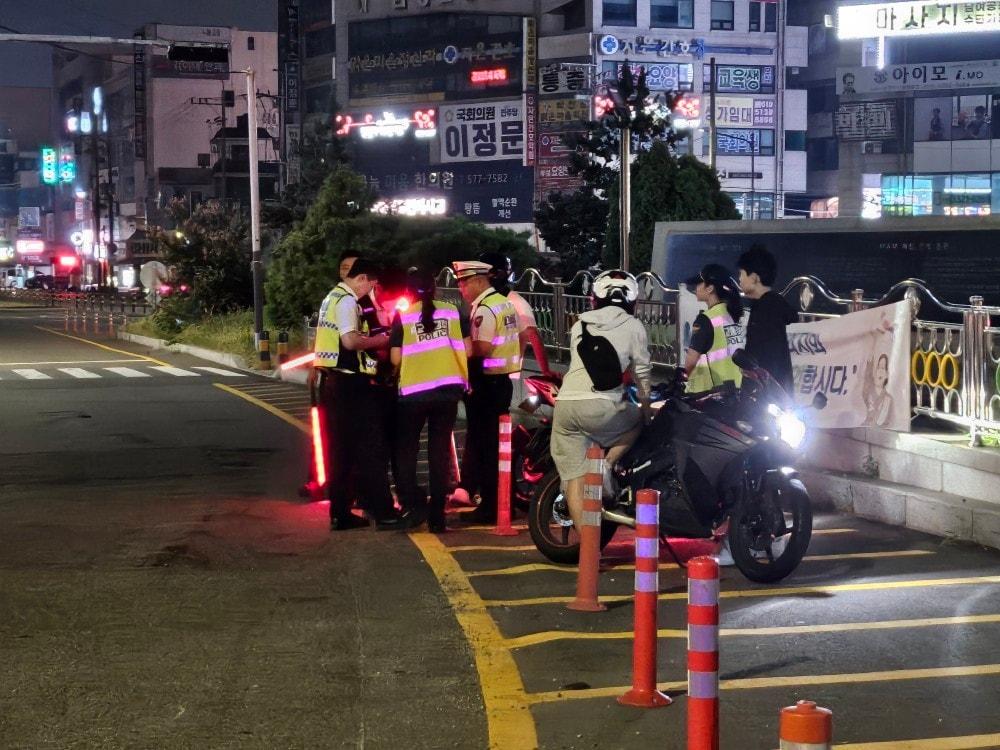 본문 이미지 - 경찰이 폭주 의심 운전자를 단속하고 있는 모습.(충남경찰 제공. 재판매 및 DB금지)/뉴스1