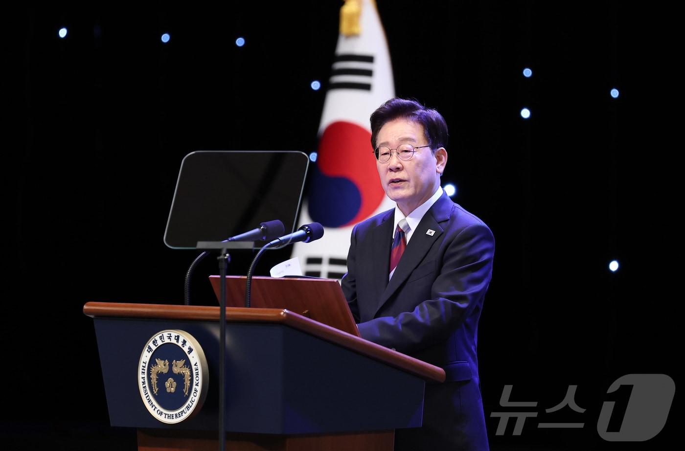 본문 이미지 - 이재명 대통령이 15일 서울 종로구 세종문화회관에서 열린 제81주년 광복절 경축식에서 경축사를 하고 있다. 2026.8.15 ⓒ 뉴스1 이재명 기자