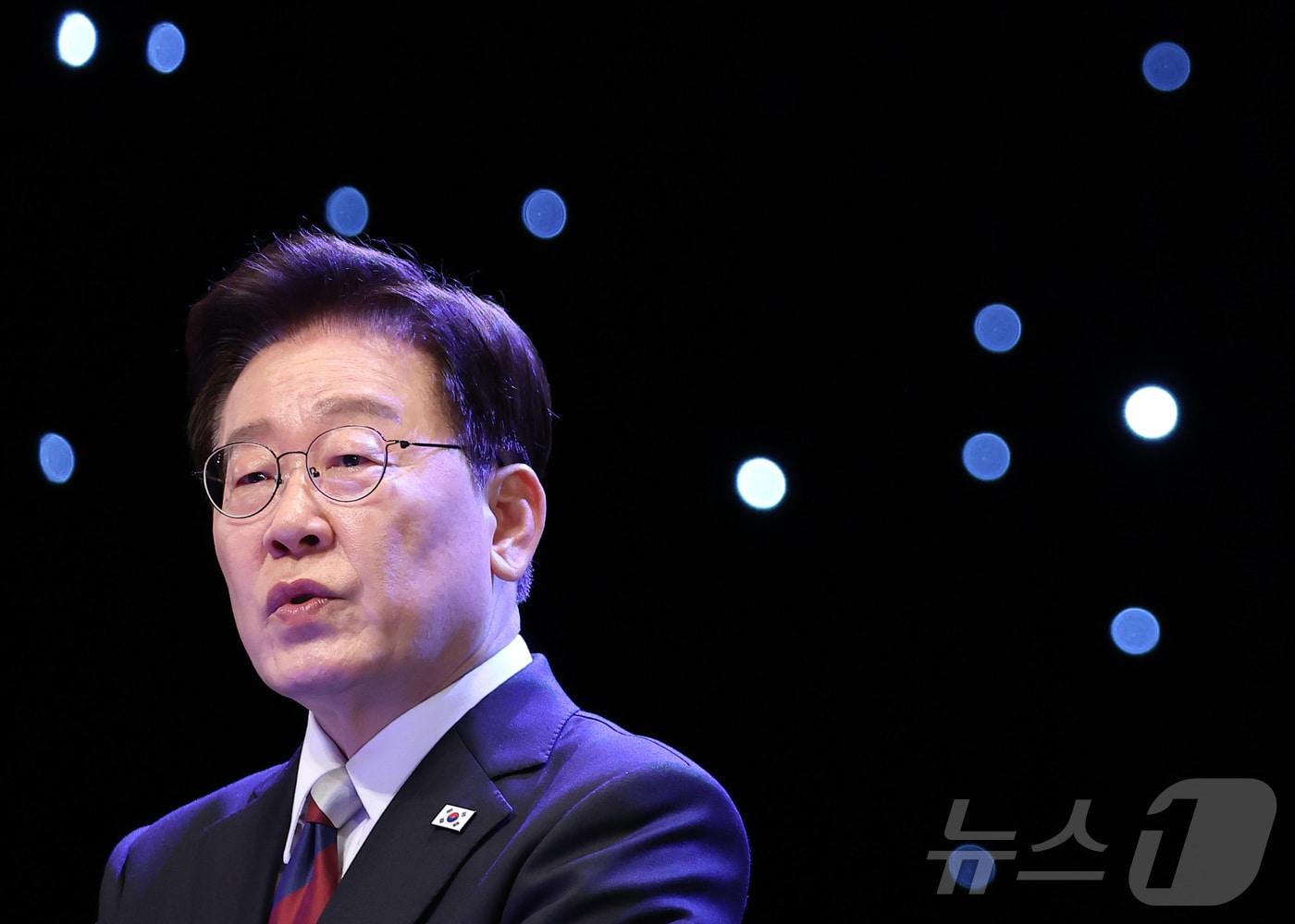 본문 이미지 - 이재명 대통령이 15일 서울 종로구 세종문화회관에서 열린 제81주년 광복절 경축식에서 경축사를 하고 있다. 2026.8.15 ⓒ 뉴스1 이재명 기자
