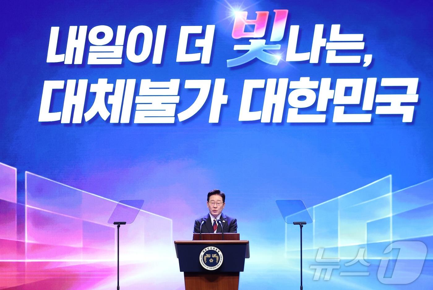 본문 이미지 - 이재명 대통령이 15일 서울 종로구 세종문화회관에서 열린 제81주년 광복절 경축식에서 경축사를 하고 있다. 2026.8.15 ⓒ 뉴스1 이재명 기자