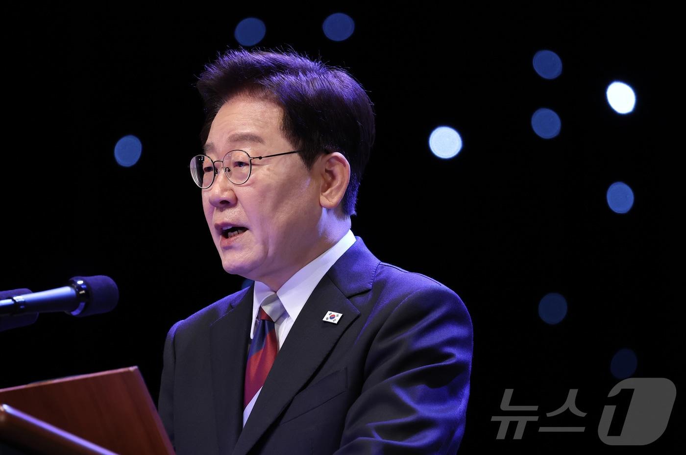 본문 이미지 - 이재명 대통령이 15일 서울 종로구 세종문화회관에서 열린 제81주년 광복절 경축식에서 경축사를 하고 있다. 2026.8.15 ⓒ 뉴스1 이재명 기자