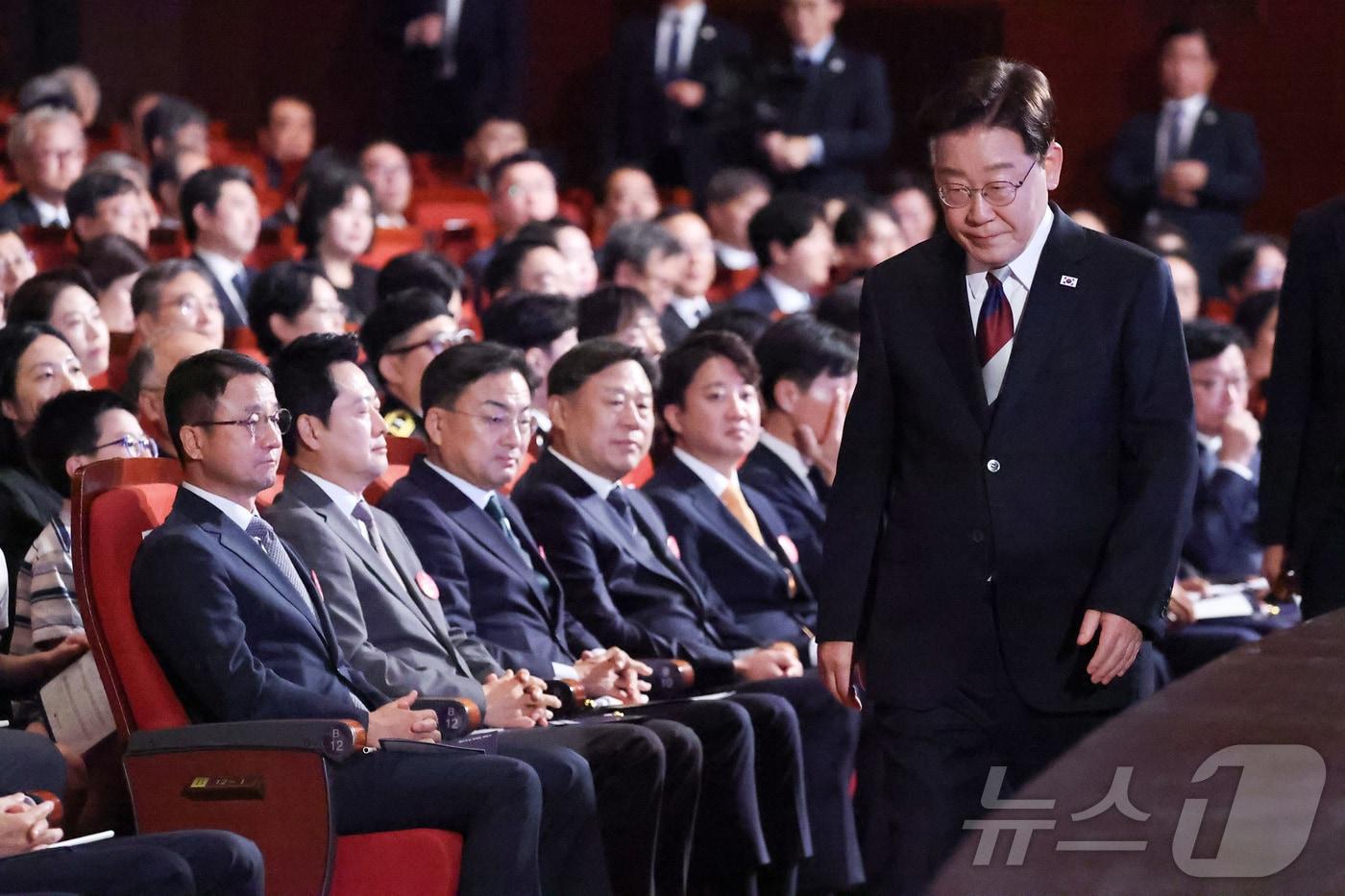 본문 이미지 - 이재명 대통령이 15일 서울 종로구 세종문화회관에서 열린 제81주년 광복절 경축식에서 경축사를 마친 후 자리로 향하고 있다. 2026.8.15 ⓒ 뉴스1 이재명 기자