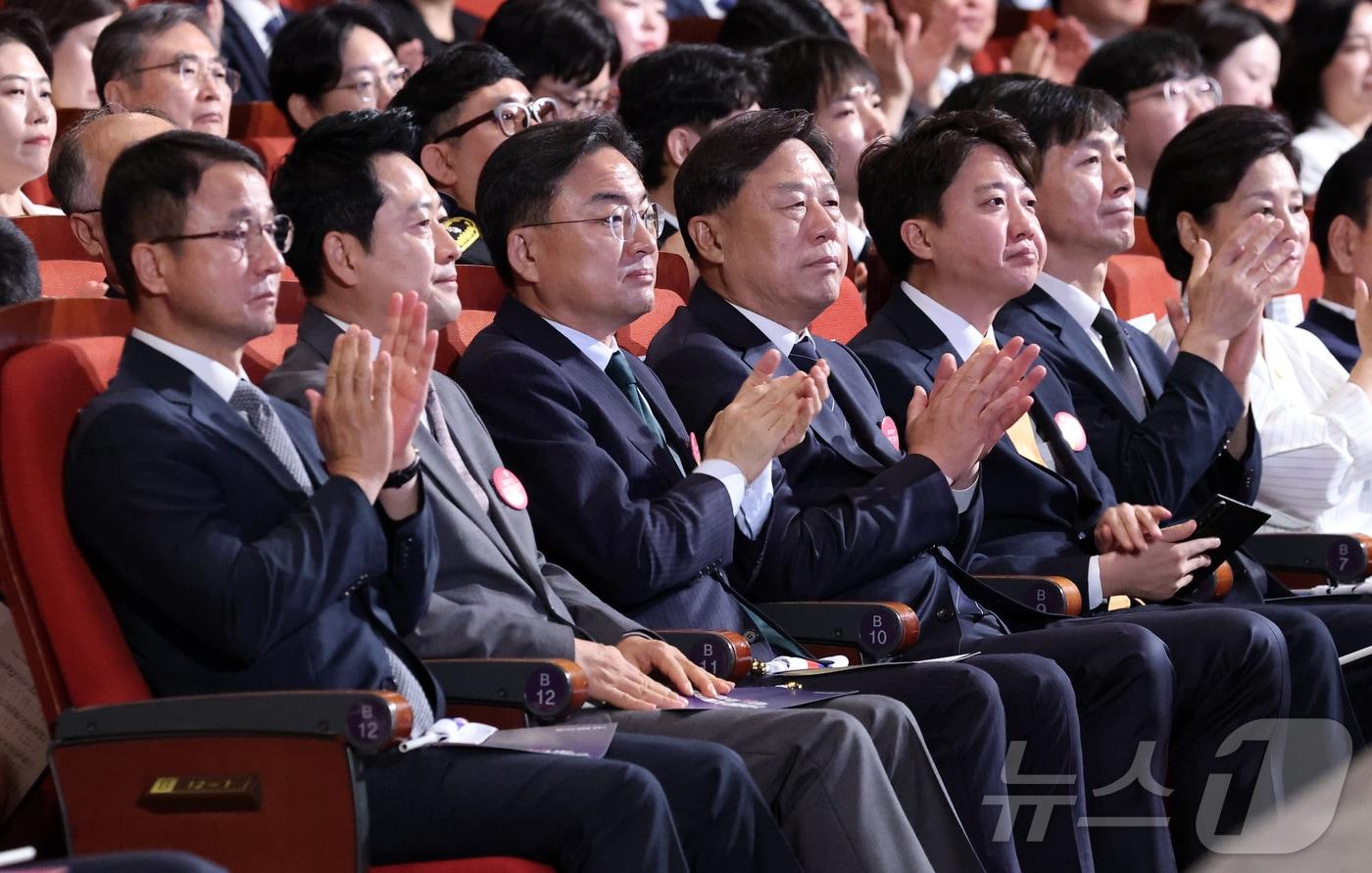 본문 이미지 - 한병도 더불어민주당 당대표 직무대행 겸 원내대표(왼쪽부터), 장동혁 국민의힘 대표, 신장식 조국혁신당 대표, 김종훈 진보당 대표, 이준석 개혁신당 대표, 한창민 사회민주당 대표가 15일 서울 종로구 세종문화회관에서 열린 제81주년 광복절 경축식에서 이재명 대통령의 경축사에 박수치고 있다. 2026.8.15 ⓒ 뉴스1 이재명 기자
