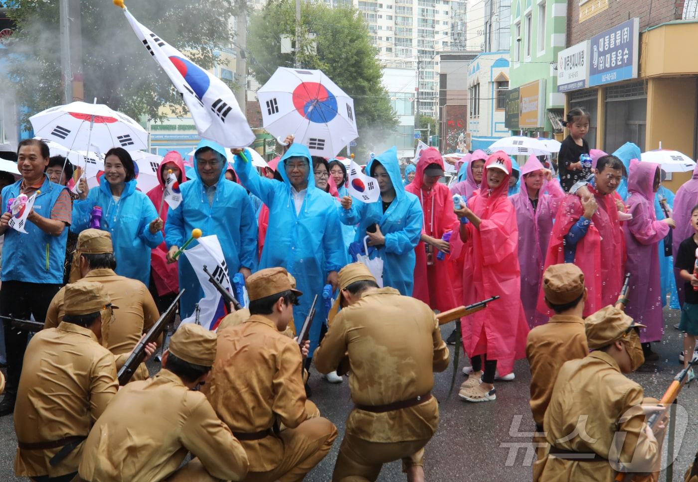 본문 이미지 - 15일 오전 10시 전남광주 광산구 월곡동에서 81주년 광복절을 맞아 열린 봉오동 전투 재현 행사에서 독립군들이 물총과 태극기 등으로 일본군을 몰아내고 있다. 2026.8.15 ⓒ 뉴스1 안재영 기자