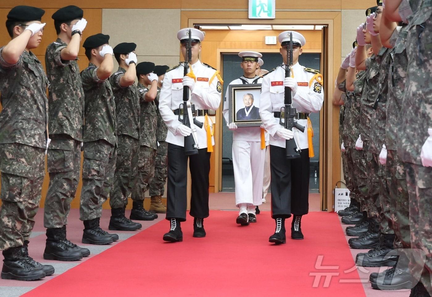 본문 이미지 - 15일 전북 전주시 전북특별자치도청 대회의실에서 열린 고(故) 이석규 애국지사 영결식에서 영현 입장이 진행되고 있다. 2026.8.15 ⓒ 뉴스1 유경석 기자