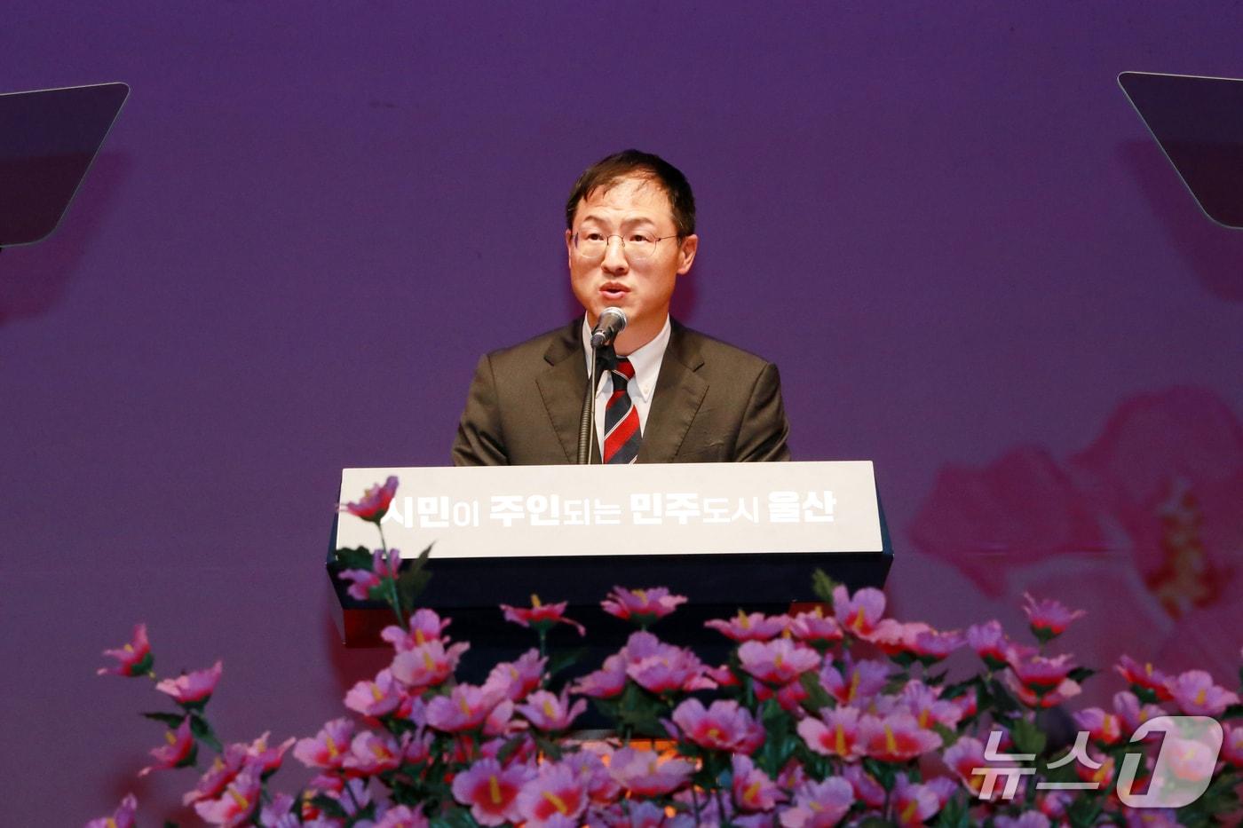 본문 이미지 - 김상욱  울산시장  15일 울산문화예술회관 대공연장에서  열린 제81주년 광복절 경축식에서  경축사를 하고 있다.(울산시청 제공· 재판매 및 DB금지)/뉴스1
