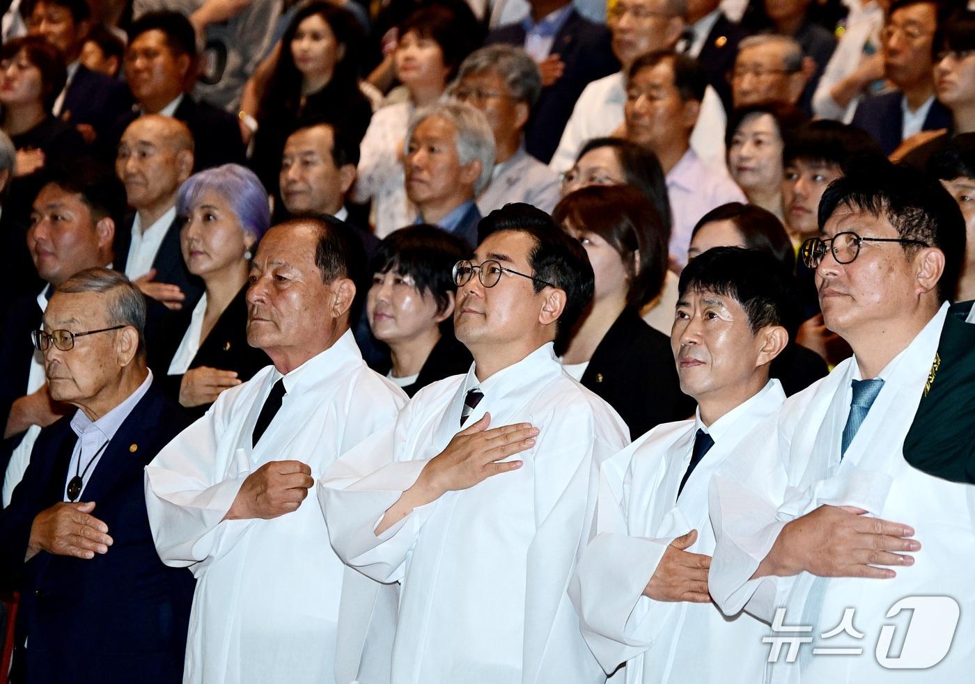 본문 이미지 - 박찬대 인천광역시장이 15일 인천문화예술회관에서 열린 '제81주년 광복절 경축행사'에서 국민의례를 하고 있다.(인천시 제공. 재배포 및 DB금지)2026.8.15/뉴스1