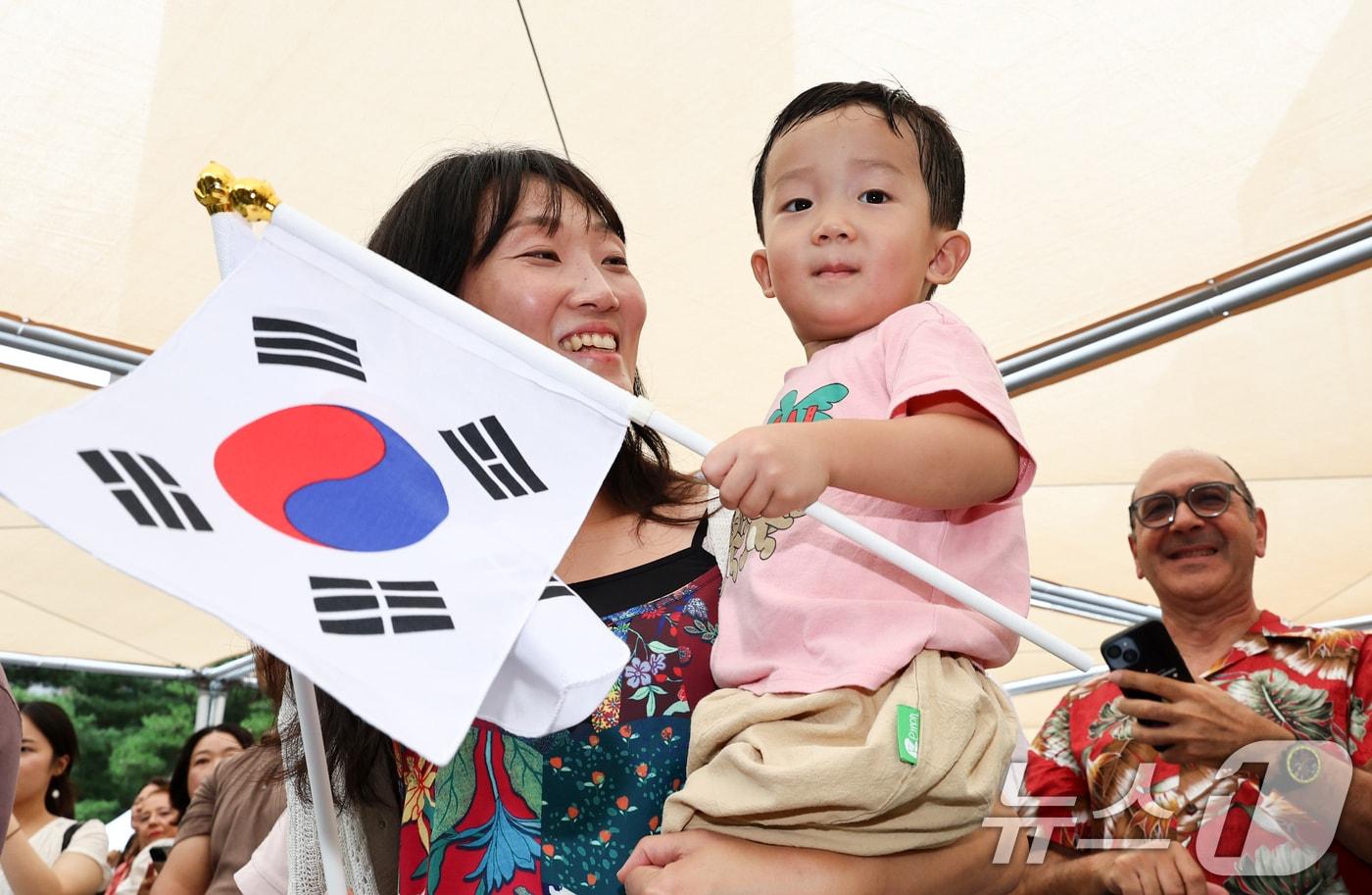 본문 이미지 - 15일 서울 종로구 보신각에서 열린 제81주년 광복절 타종행사에서 한 어린이가 태극기를 흔들고 있다. 2026.8.15 ⓒ 뉴스1 최지환 기자