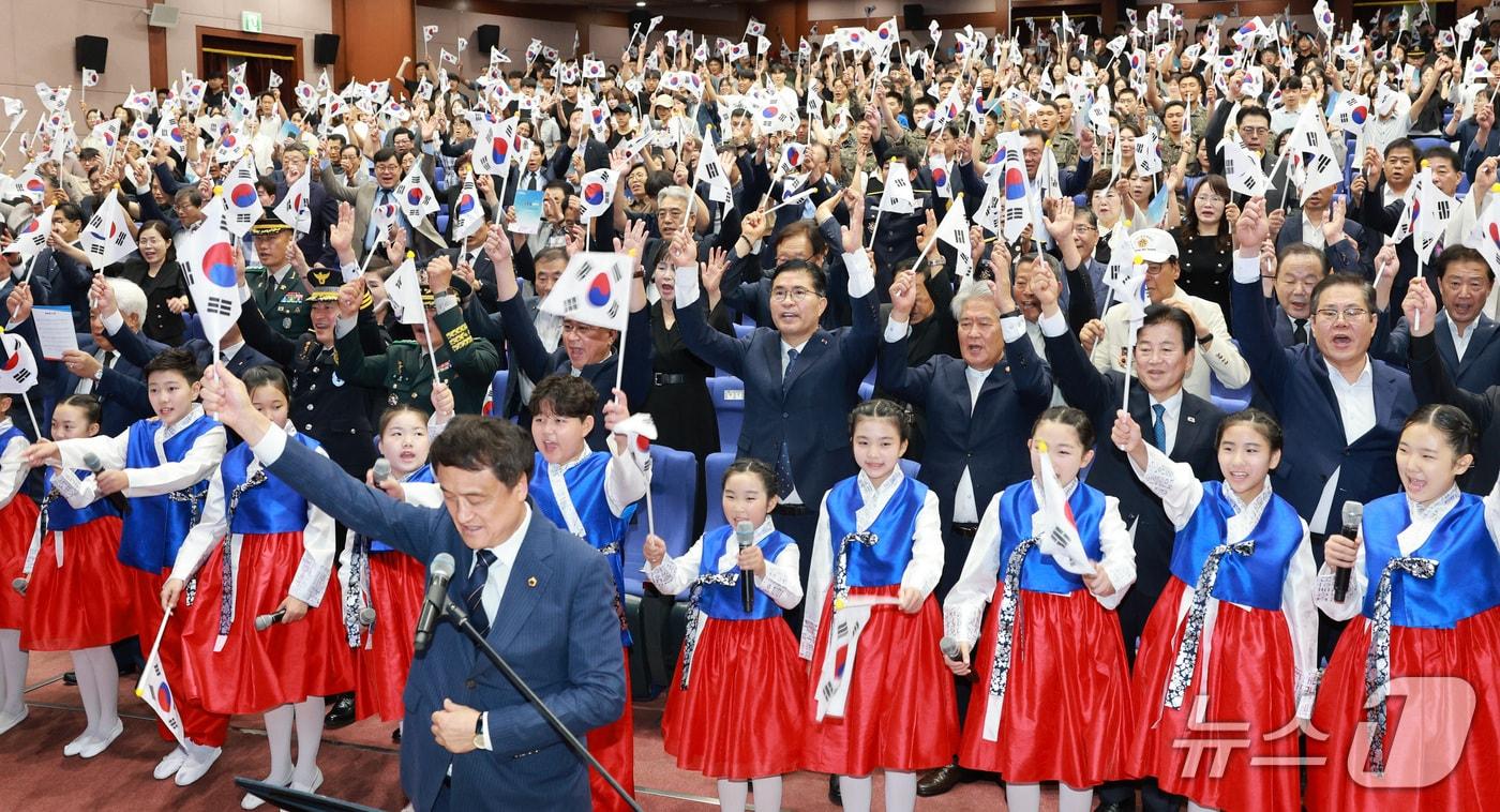 본문 이미지 - 전북도는 15일 도청 공연장에서 '제81주년 8·15 광복절 경축식'을 개최했다.(전북도 제공. 재판매 및 DB금지)2026.8.15/뉴스1
