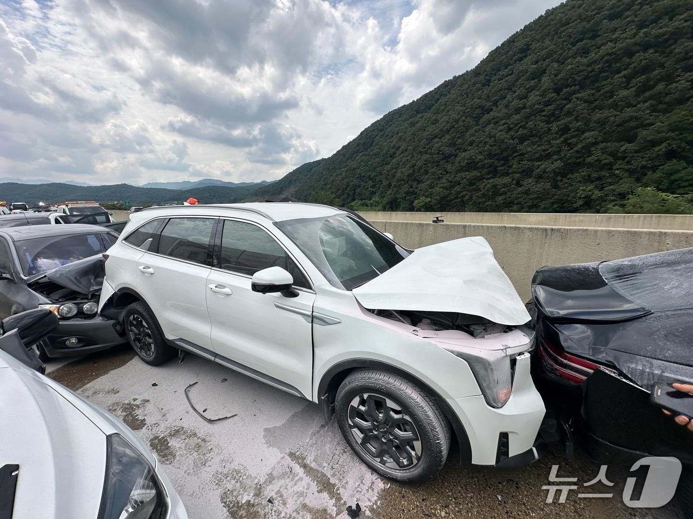 본문 이미지 - 15일 오전 10시 47분쯤 경북 군위 효령면 상주영천고속도로 서울 방향 47㎞ 지점에서 9중 추돌사고가 발생해 6명이 다쳤다. (대구소방안전본부 제공. 재판매 및 DB 금지) 2026.8.15/뉴스1