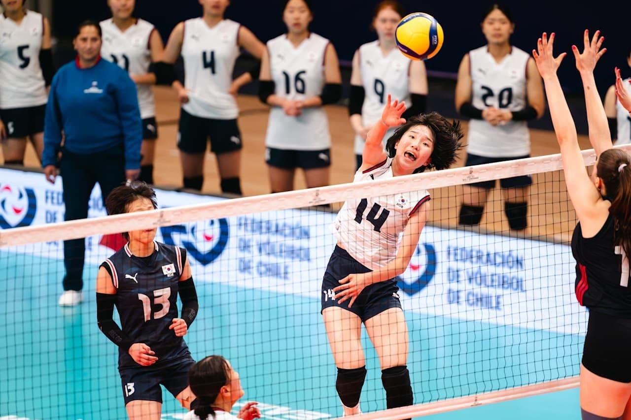 본문 이미지 - 여자배구 U17 대표팀의 튀르키예전 경기 모습(FIVB 제공) 