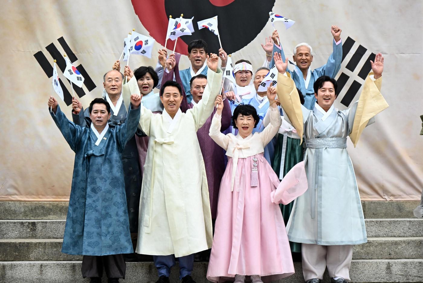본문 이미지 - 오세훈 서울시장이 15일 보신각에서 열린 광복 81주년 기념 타종식 참석자들과 만세삼창하고 있다.