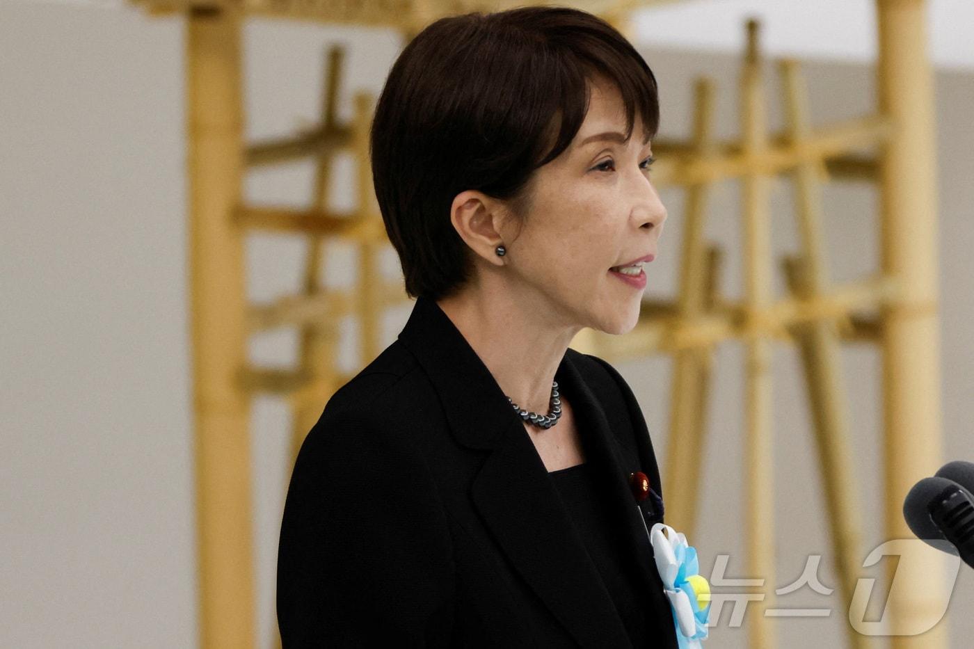 본문 이미지 - 15일 일본 도쿄 부도칸에서 열린 제2차 세계대전 일본 패전 81년 기념식에서 사나에 다카이치 사나에 일본 총리가 단상에 올라 연설하고 있다. 2026.8.15 ⓒ 로이터=뉴스1
