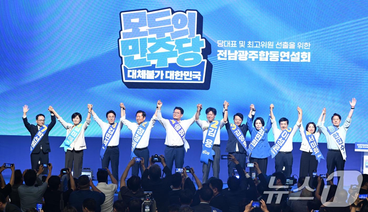 본문 이미지 - 15일 전남광주통합특별시 나주종합스포츠파크 다목적체육관에서 열린 민주당 당대표·최고위원 선출을 위한 전남광주 순회경선 합동연설회에 앞서 김민석, 정청래, 송영길 후보와 최고위원 후보들이 인사를 하고 있다. ⓒ 뉴스1 김태성 기자