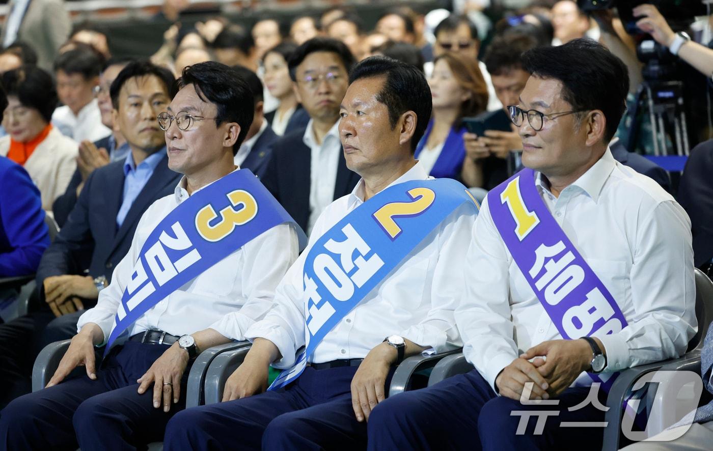 본문 이미지 - 김민석(왼쪽부터), 정청래, 송영길 더불어민주당 당대표 후보가 15일 전남광주통합특별시 나주종합스포츠파크 다목적체육관에서 열린 민주당 당대표·최고위원 선출을 위한 전남광주 순회경선 합동연설회에 참석해 있다. 2026.8.15 ⓒ 뉴스1 김태성 기자