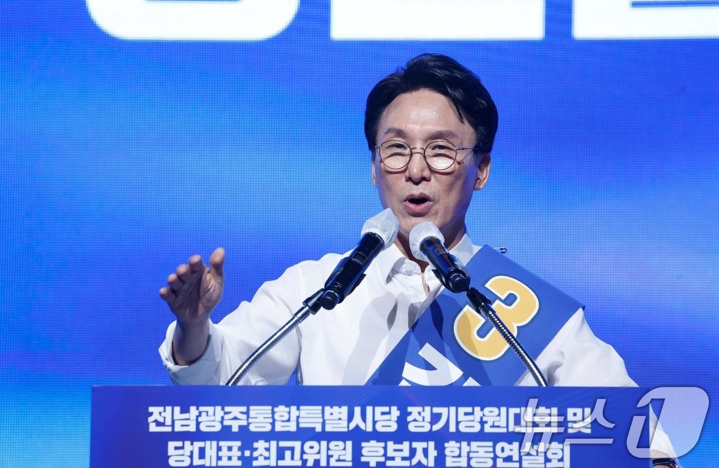 본문 이미지 - 김민석 더불어민주당 당대표 후보가 15일 전남광주통합특별시 나주종합스포츠파크 다목적체육관에서 열린 민주당 당대표·최고위원 선출을 위한 전남광주 순회경선 합동연설회에서 정견발표를 하고 있다. 2026.8.15 ⓒ 뉴스1 김태성 기자