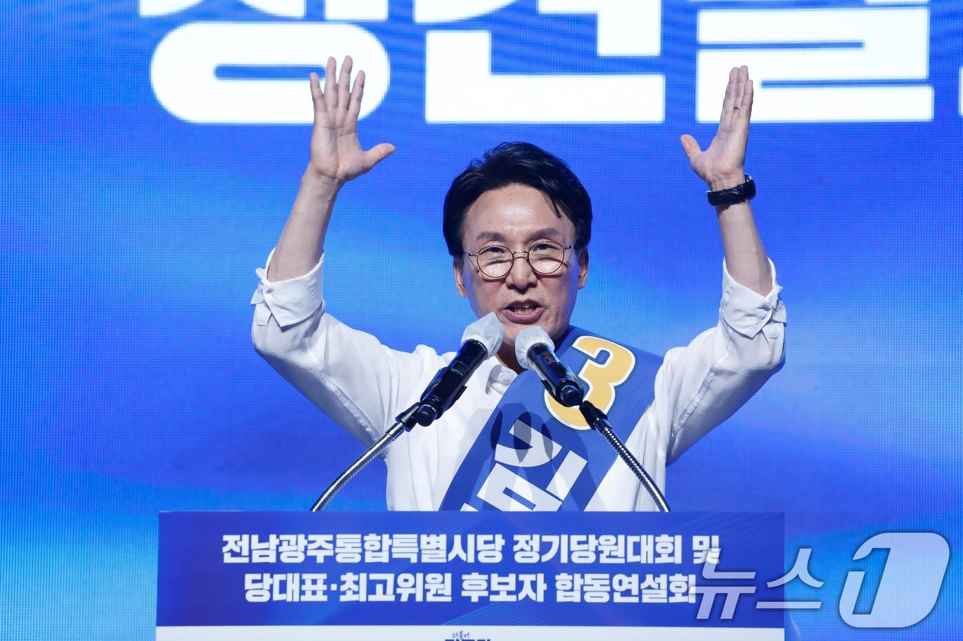 본문 이미지 - 김민석 더불어민주당 당대표 후보가 15일 전남광주통합특별시 나주종합스포츠파크 다목적체육관에서 열린 민주당 당대표·최고위원 선출을 위한 전남광주 순회경선 합동연설회에서 정견발표를 하고 있다. 2026.8.15 ⓒ 뉴스1 김태성 기자
