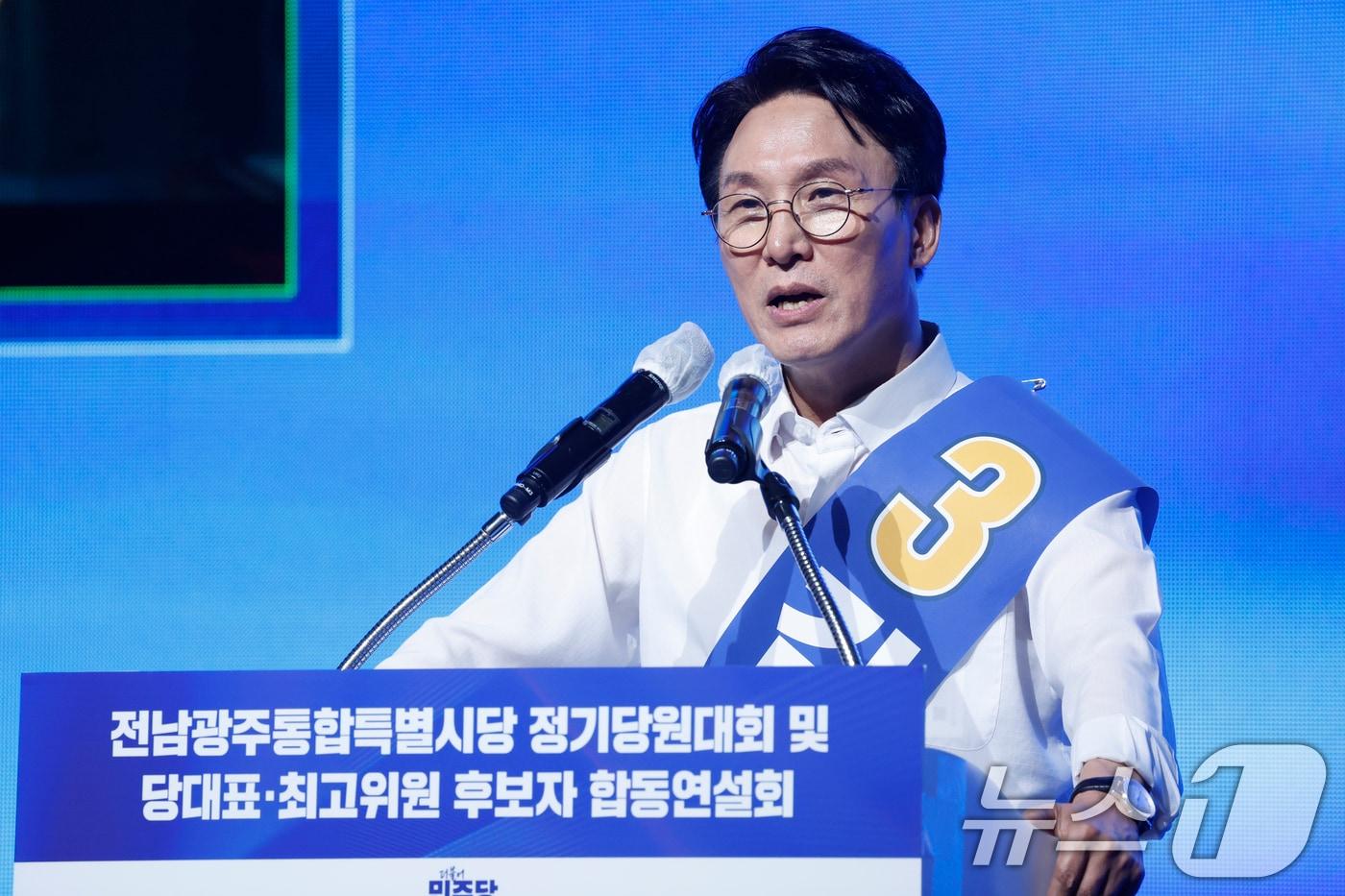 본문 이미지 - 김민석 더불어민주당 당대표 후보가 15일 전남광주통합특별시 나주종합스포츠파크 다목적체육관에서 열린 민주당 당대표·최고위원 선출을 위한 전남광주 순회경선 합동연설회에서 정견발표를 하고 있다. 2026.8.15 ⓒ 뉴스1 김태성 기자